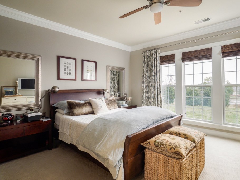 Высокие окна в спальне