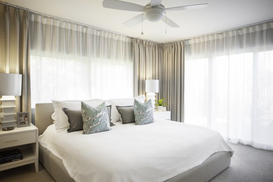 Спальня с двумя окнами