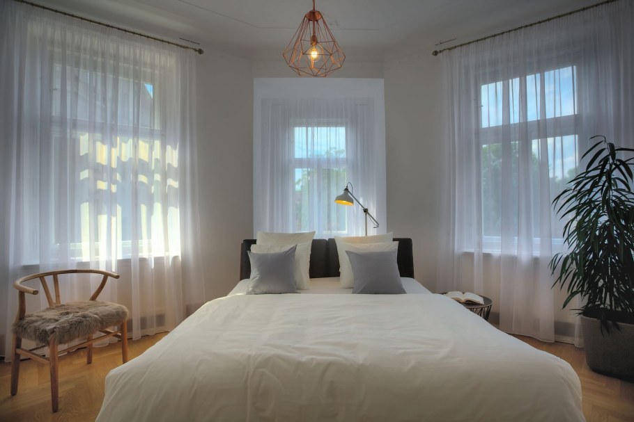 Комната с угловым окном