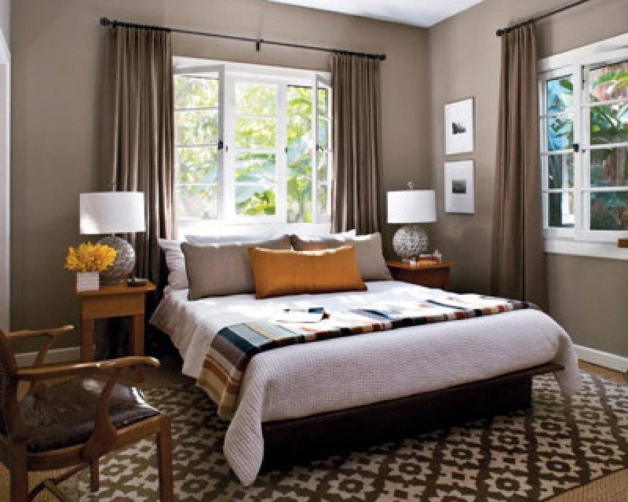 Кровать у окна