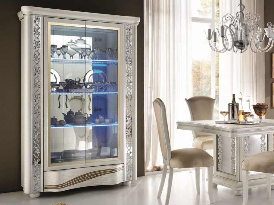 Шкаф для посуды со стеклом в гостиную