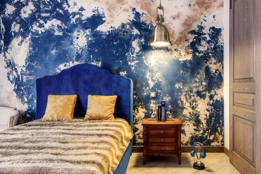 Синяя декоративная штукатурка в интерьере