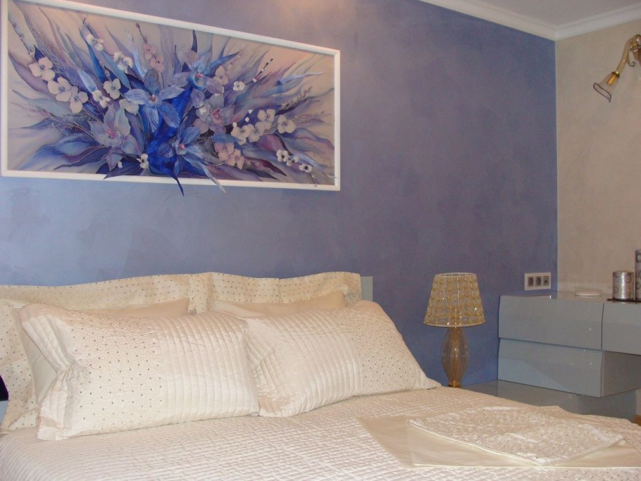 Перламутровые стены в спальне