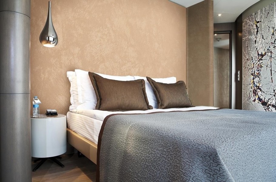 Спальня с декоративной штукатуркой на стенах