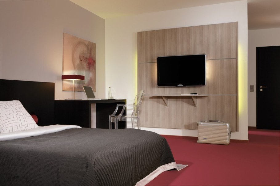 Стена с ТВ В спальне