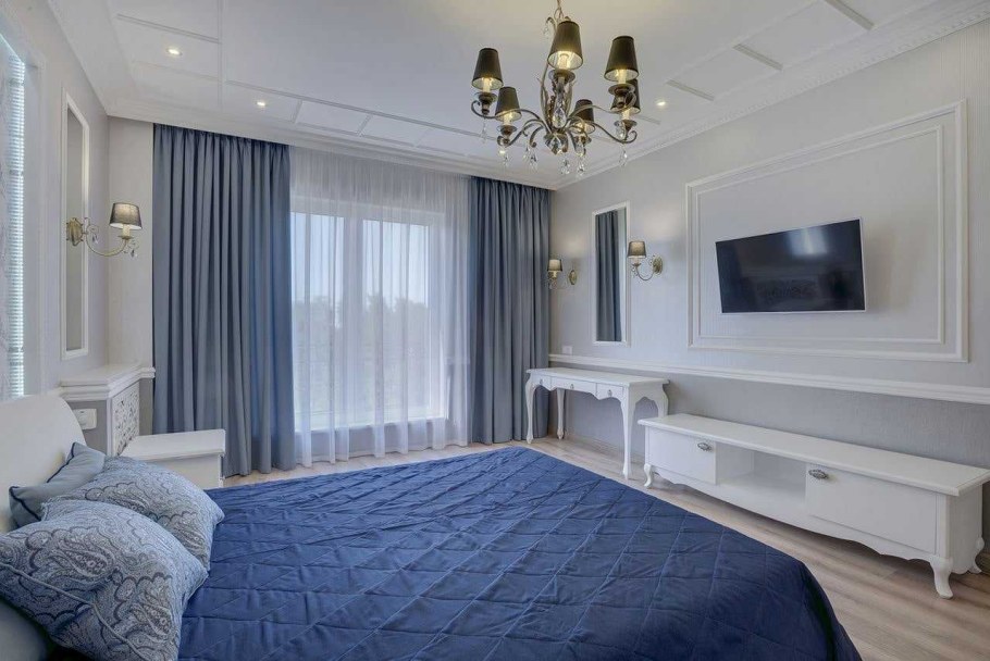 Интерьер спальни с телевизором