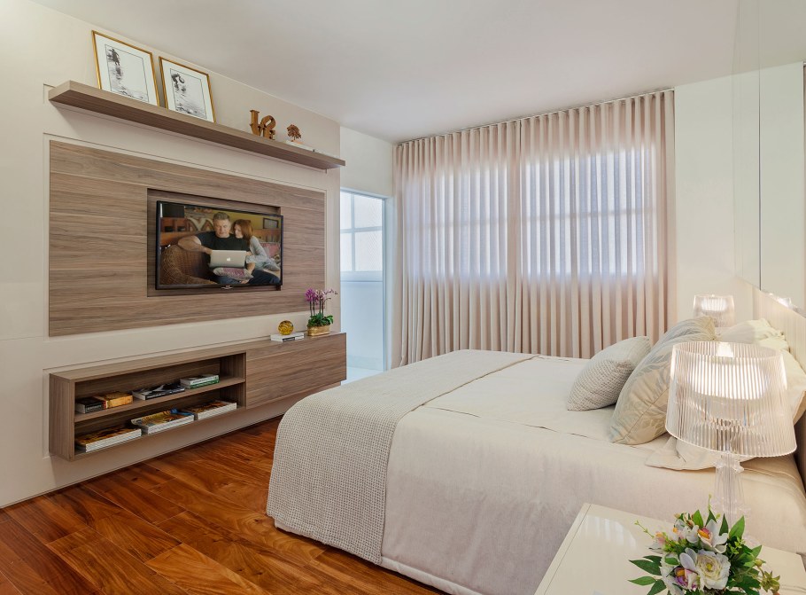Стена с ТВ В спальне