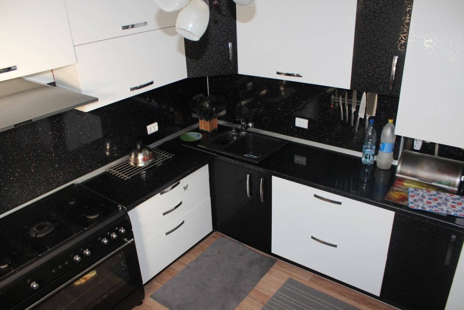Кухонный гарнитур белый верх черный низ