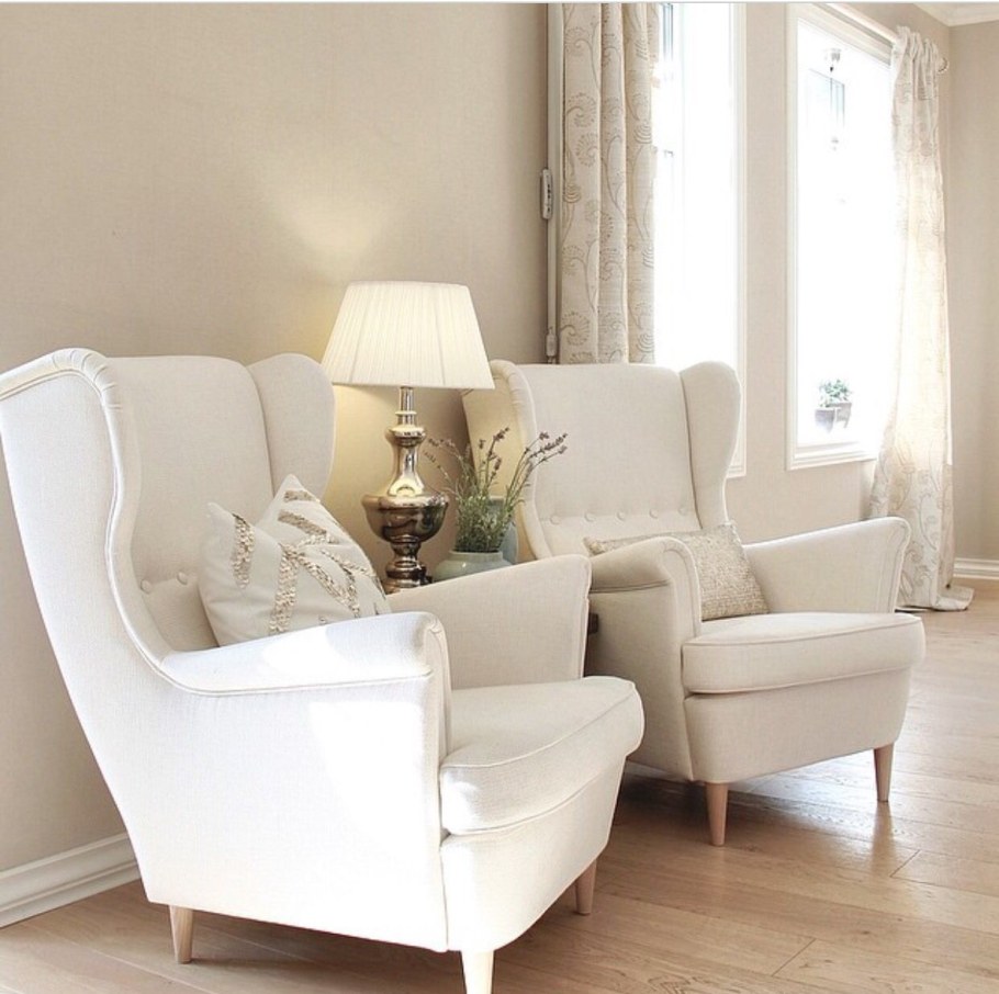 Белое кресло в интерьере