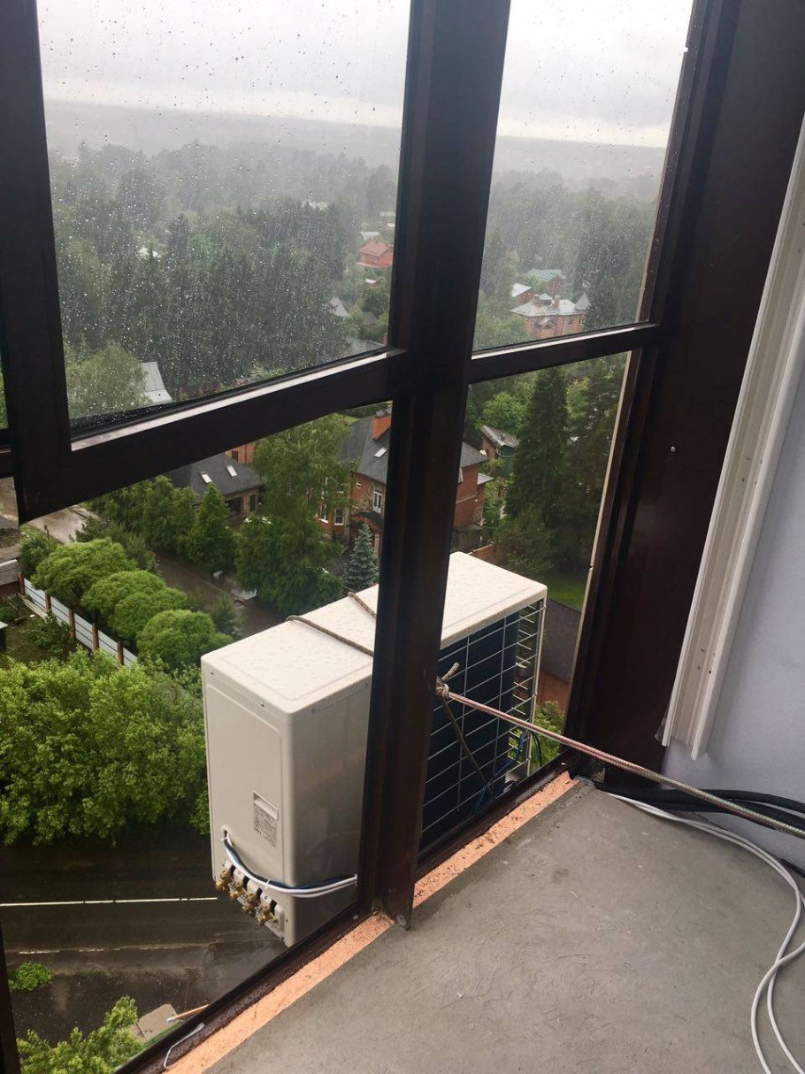 Наружный блок сбоку окна