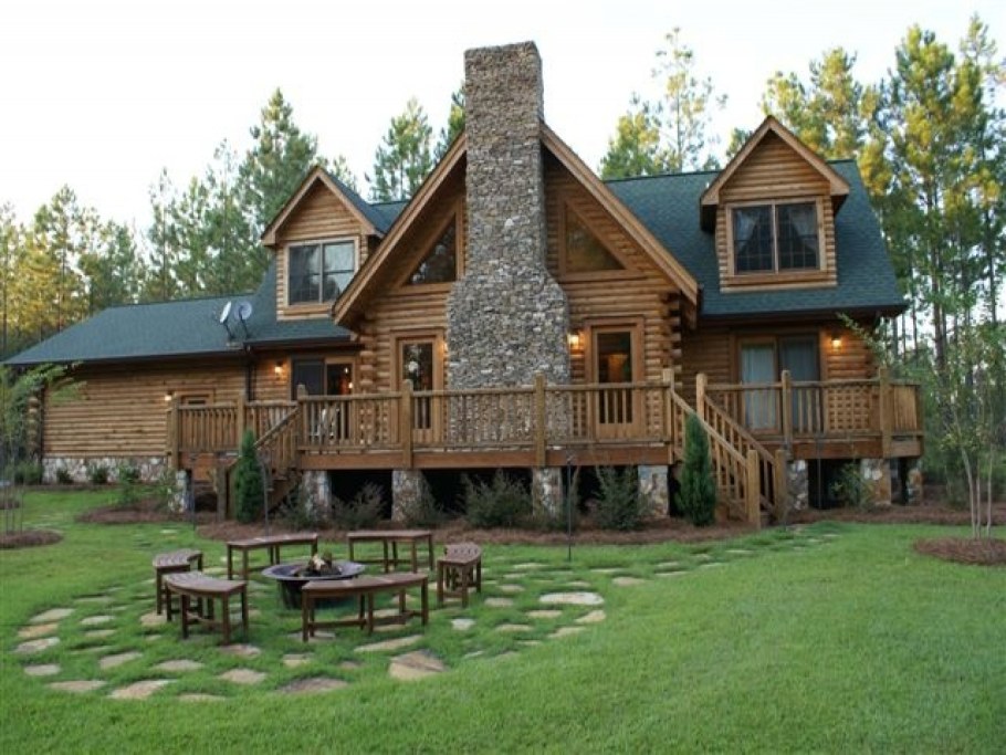 Стиль в саду с домом из бревна