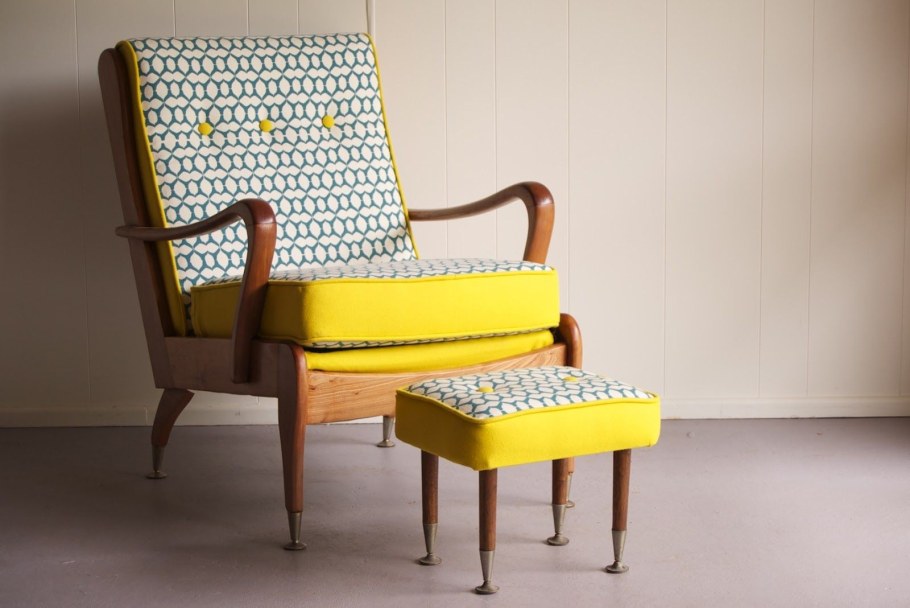 Кресло с желтой обивкой деревянное