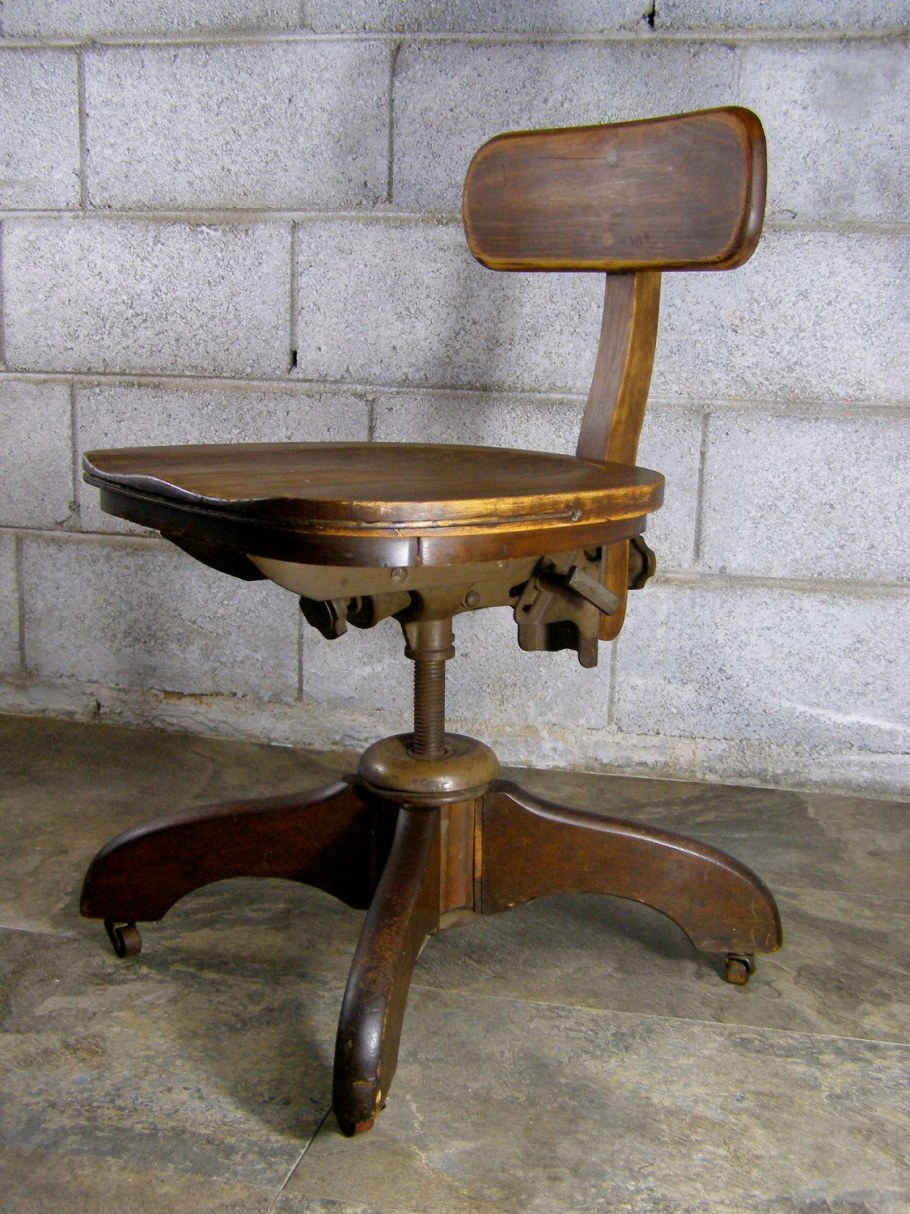 Винтажная табуретка литая треногая