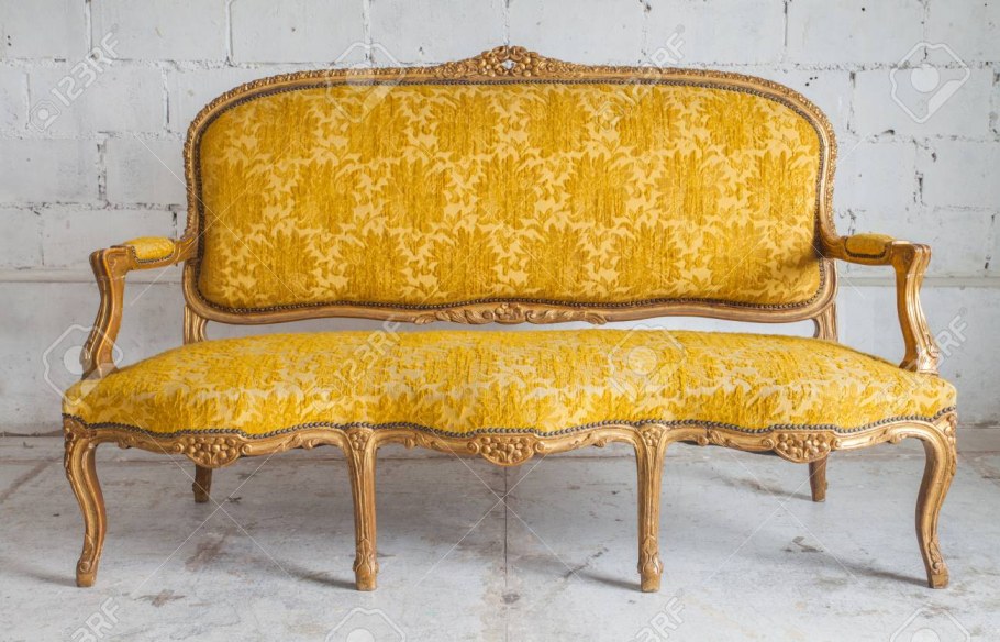 Желтый винтажный диван