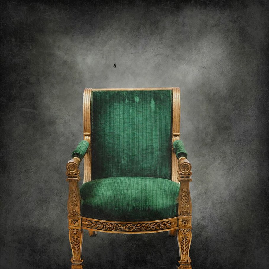 Старый стул спиной