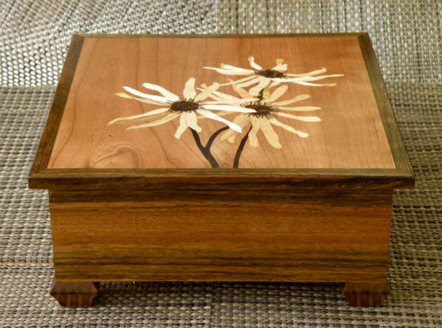 Маркетри петух на шкатулке