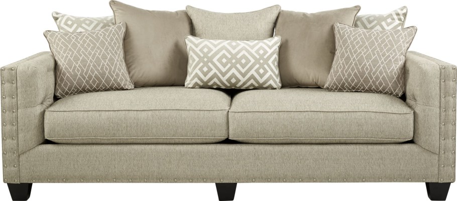 Бежевый диван с подушками