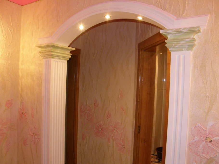 Отделка арки лепниной