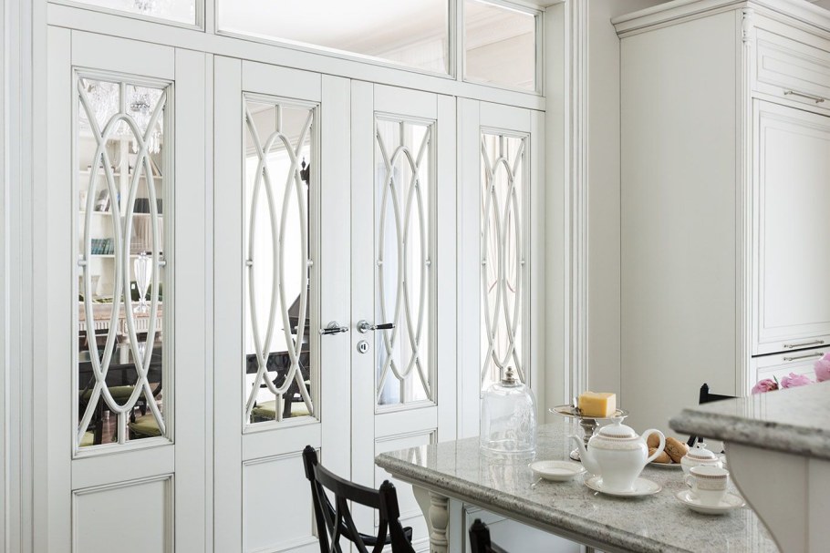 Фасад с витражом для кухни Неоклассика