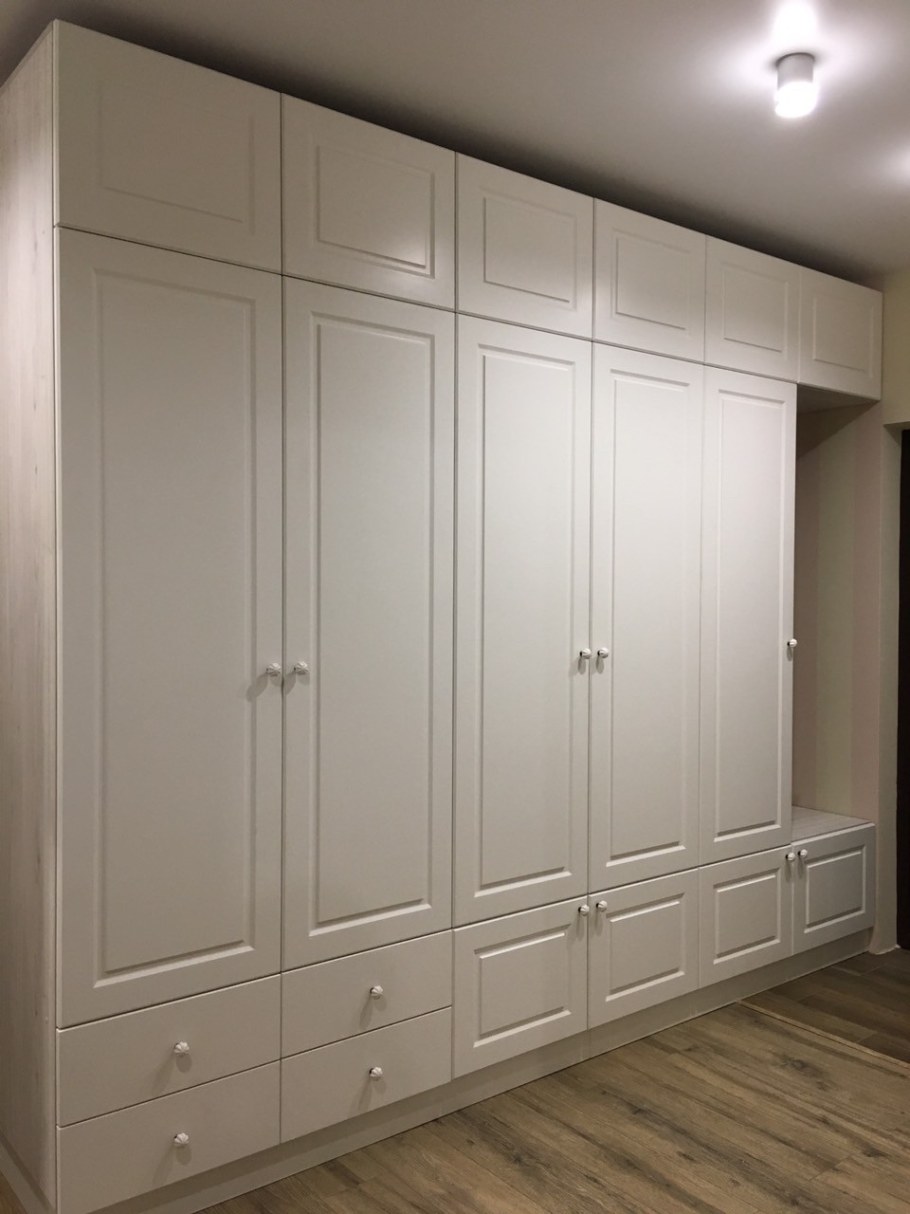 Шкаф в прихожую с распашными дверями