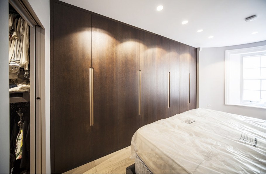 Шкаф встроенный в спальню во всю стену