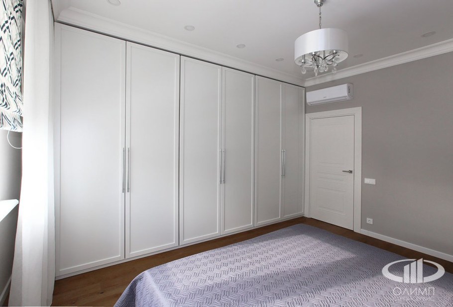 Встроенный распашной шкаф в интерьере