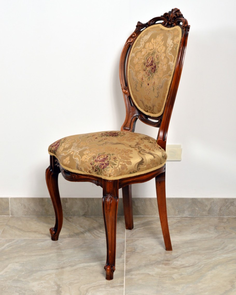 Стул с овальной спинкой