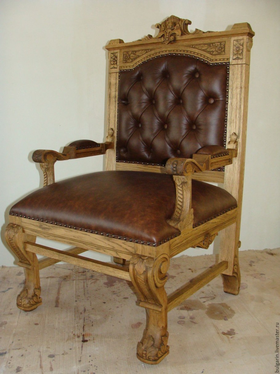 Деревянное резное кресло