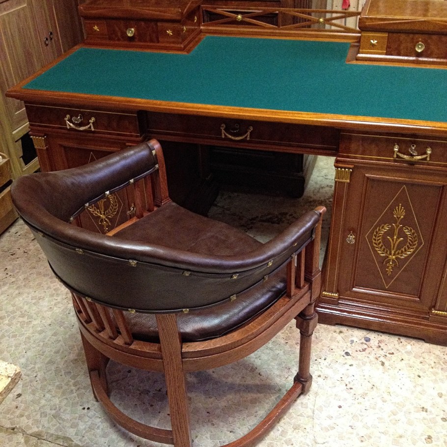 Отреставрировать стол из массива