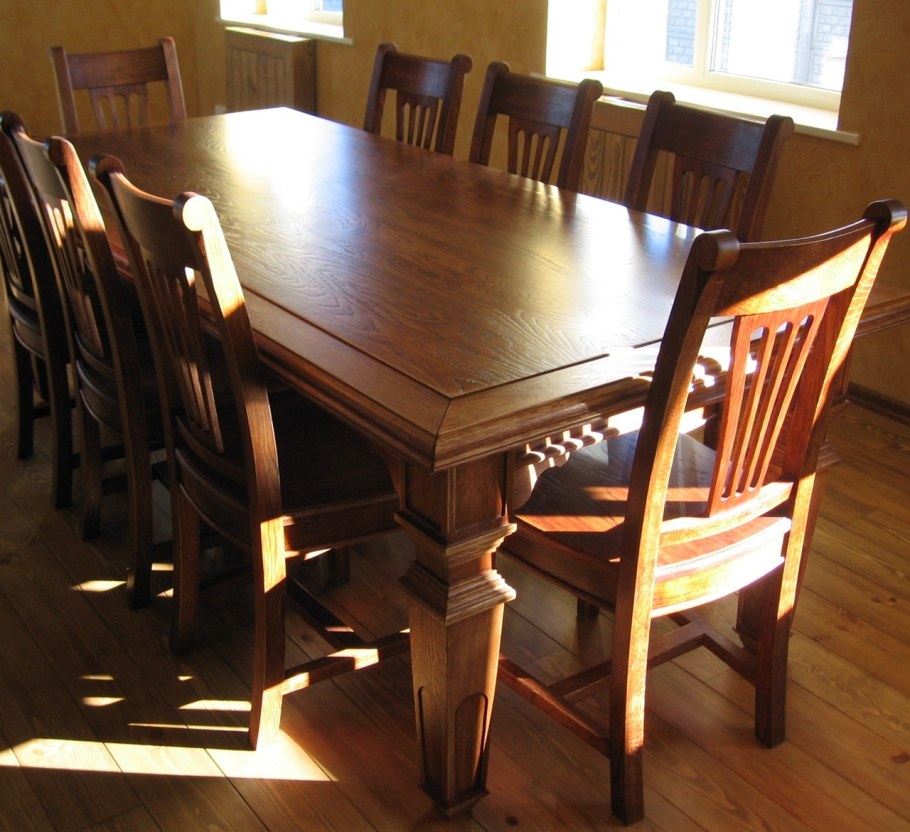 Массивный обеденный стол