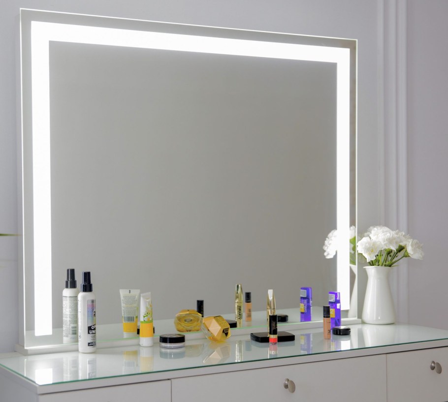 Туалетный столик с зеркалом и подсветкой