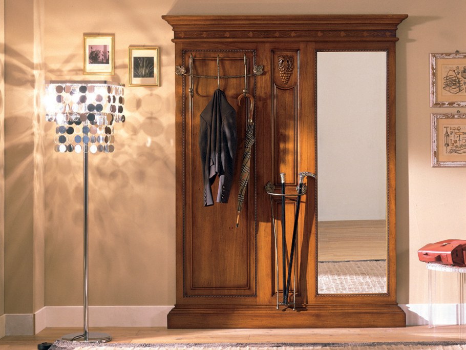 Прихожая из дерева