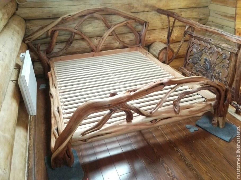 Кровать из стволов деревьев