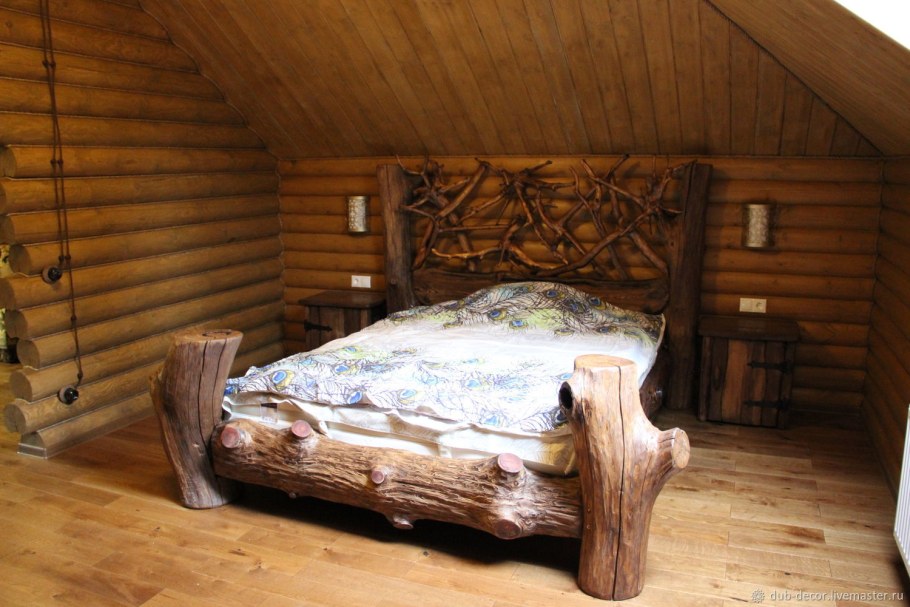 Деревянная кровать из бревен