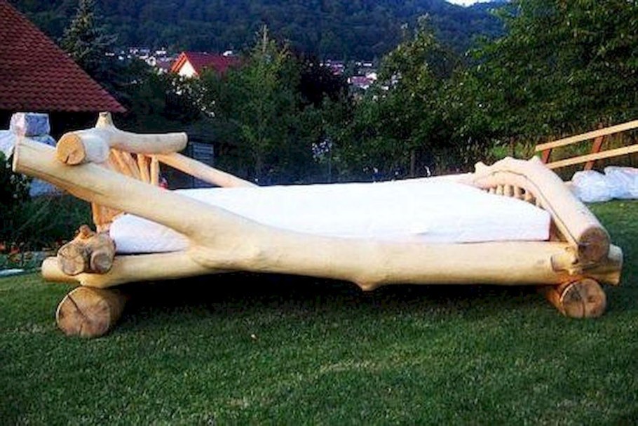 Кровать из цельных бревен