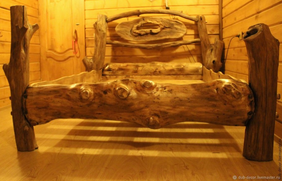 Деревянная кровать из бревен