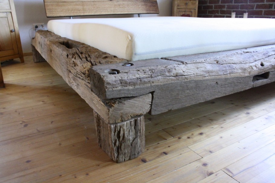 Кровать из сруба дерева
