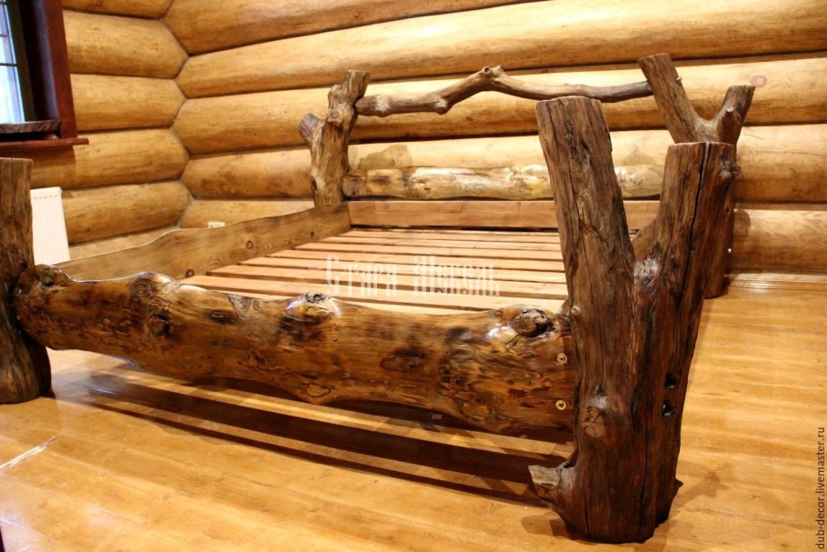 Деревянная кровать из бревен