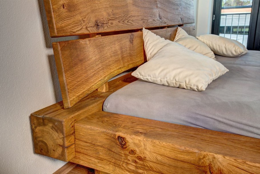 Кровать из необрезной доски