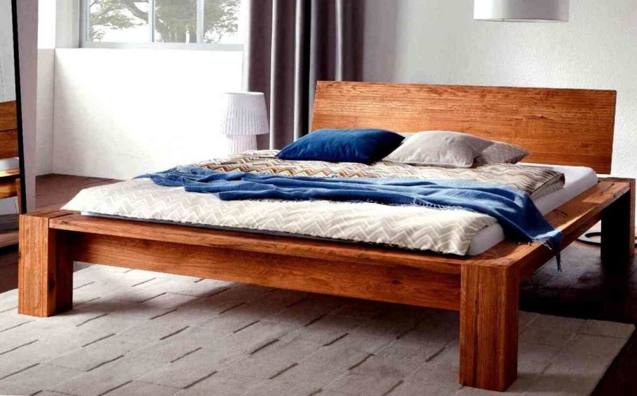 Деревянная кровать