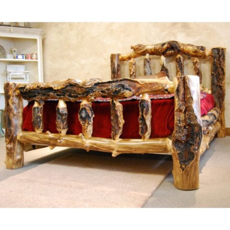 Кровать из цельных бревен