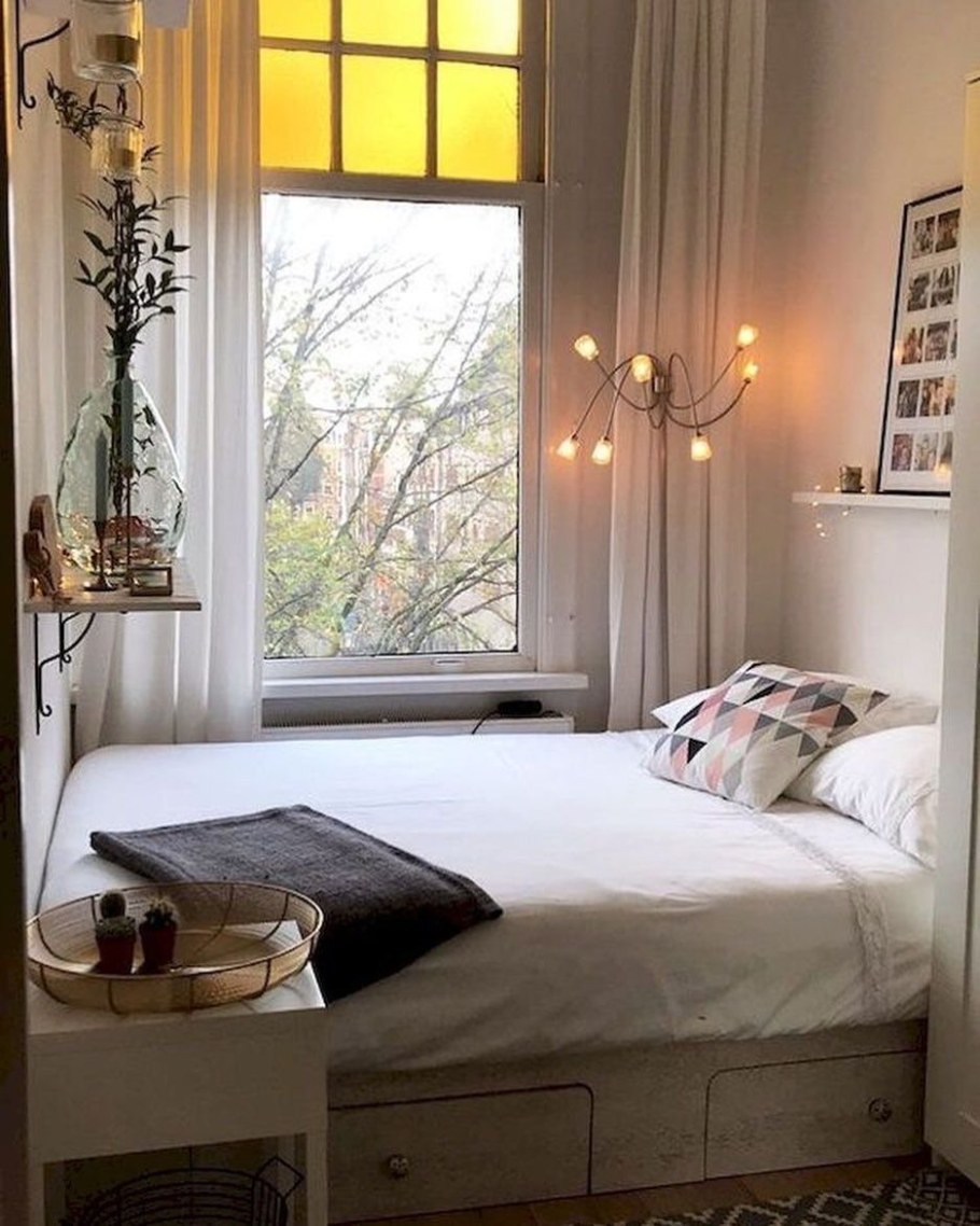 Кровать у окна