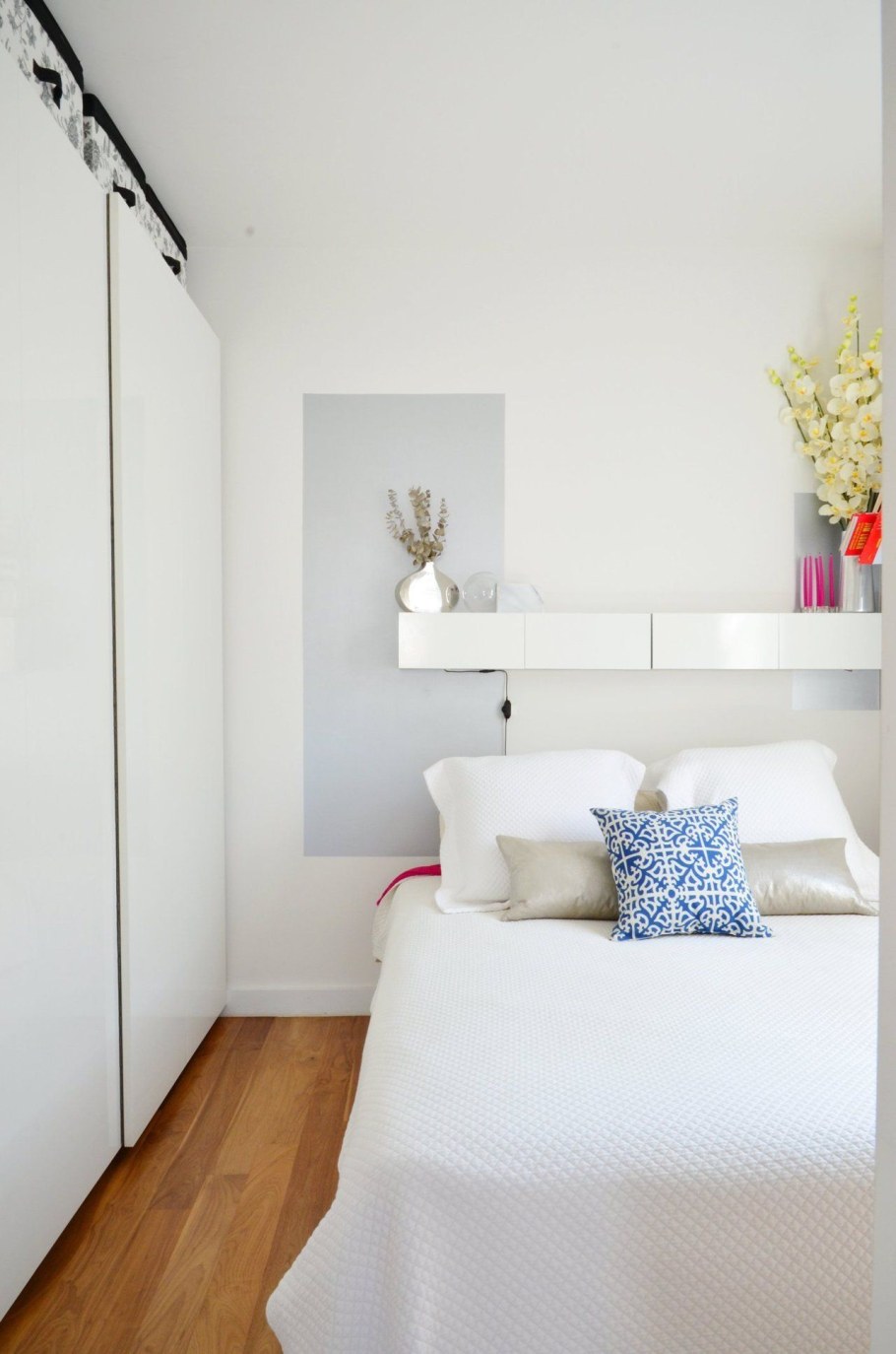 Маленькая светлая спальня