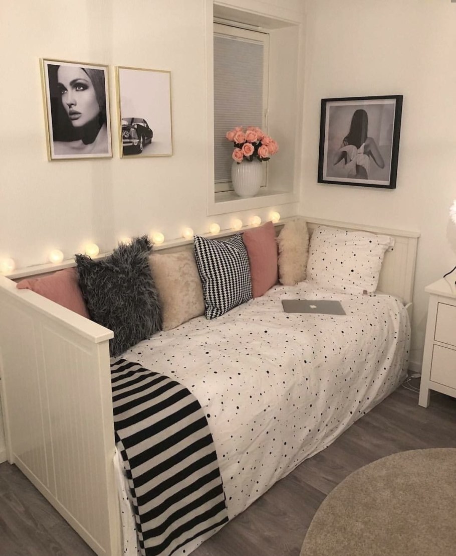 Кровать возле стены