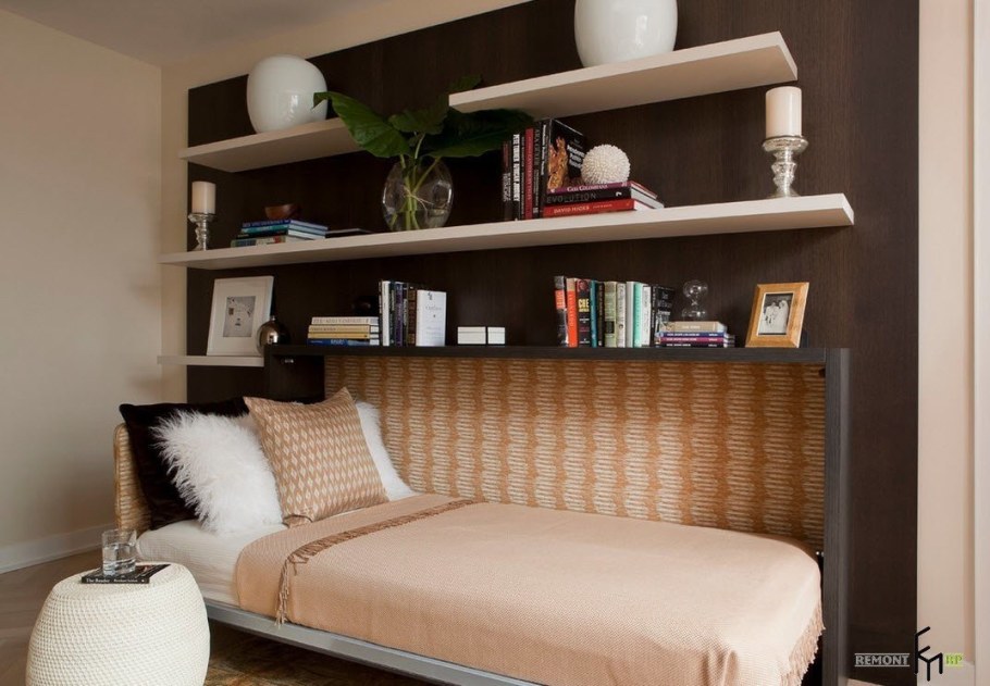 Кровать вдоль стены