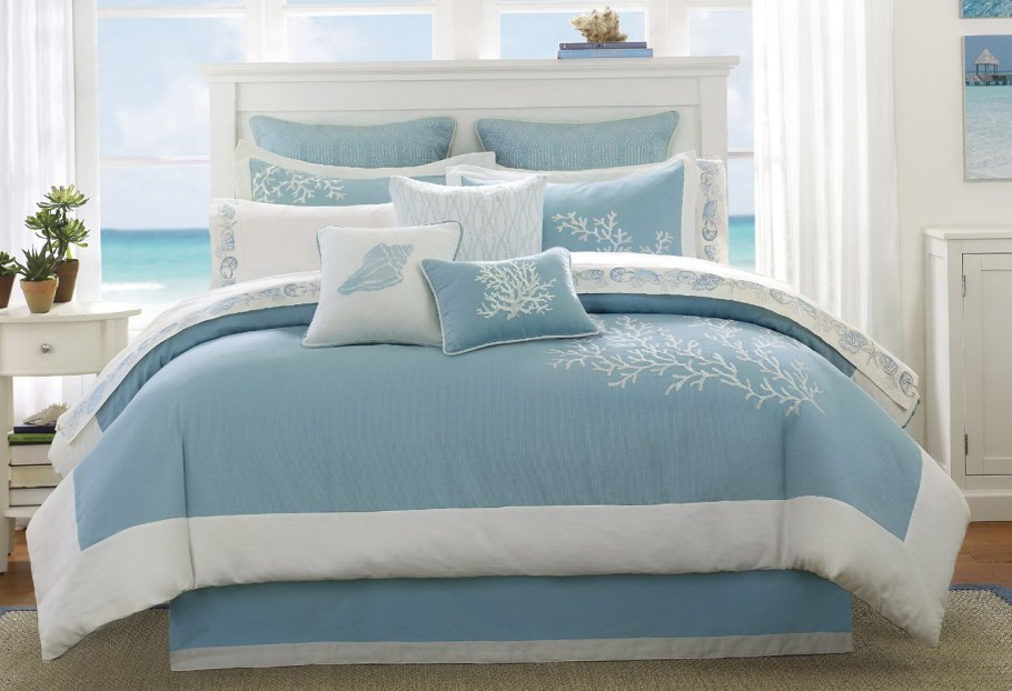 Покрывало на кровать в голубых тонах