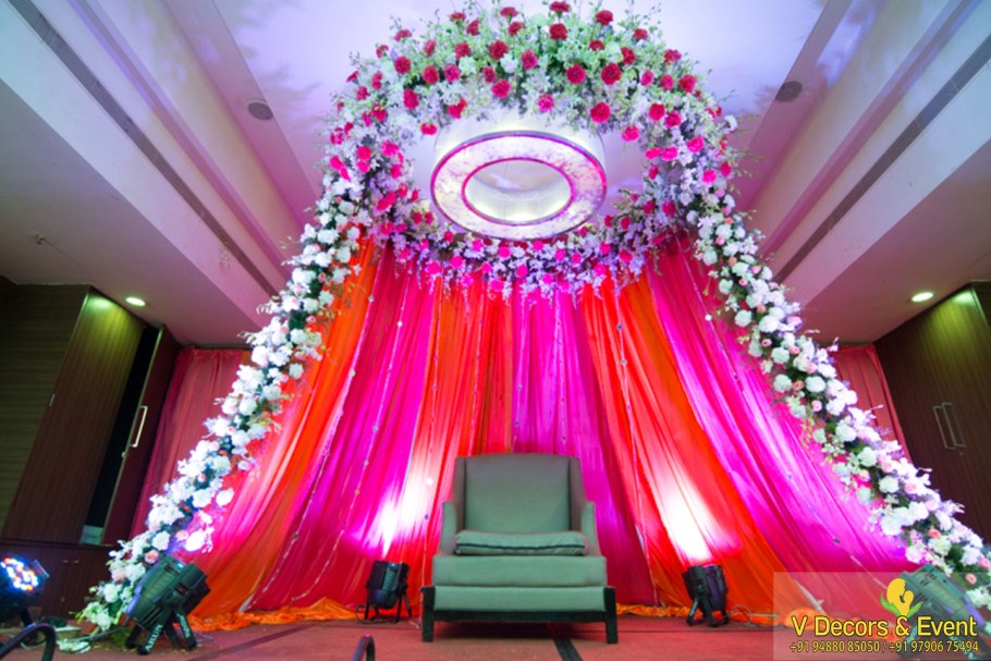 Свадебные декор зала цветами в Индии