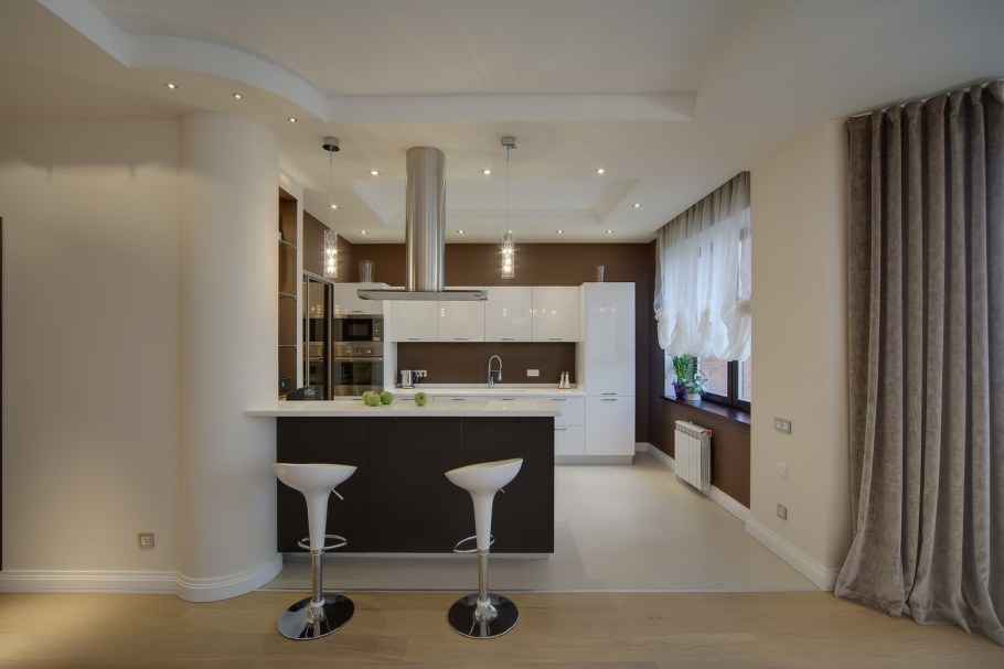 Квартира студия с барной стойкой между кухней и комнатой