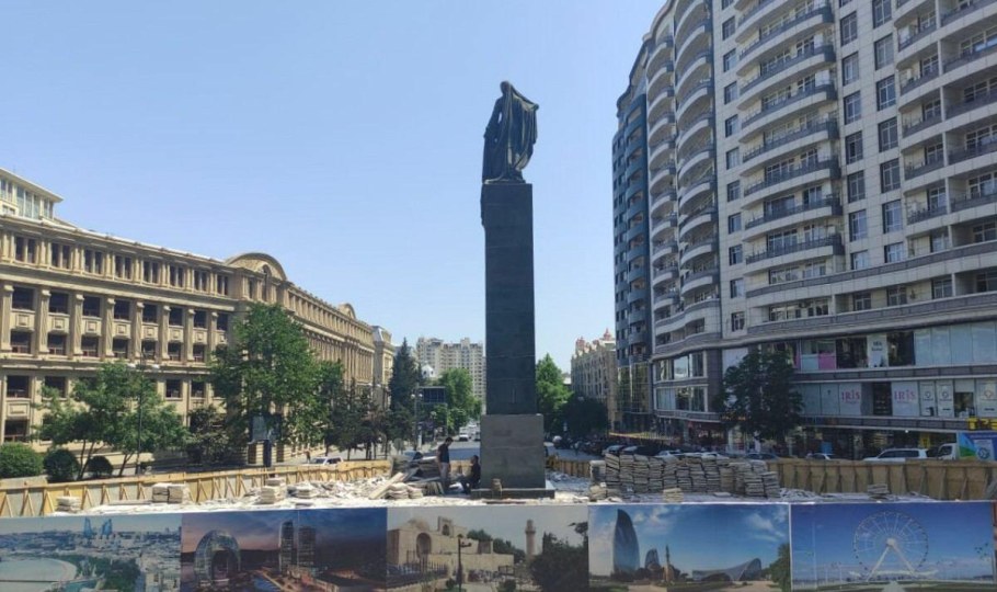 Памятник освобожденной азербайджанки