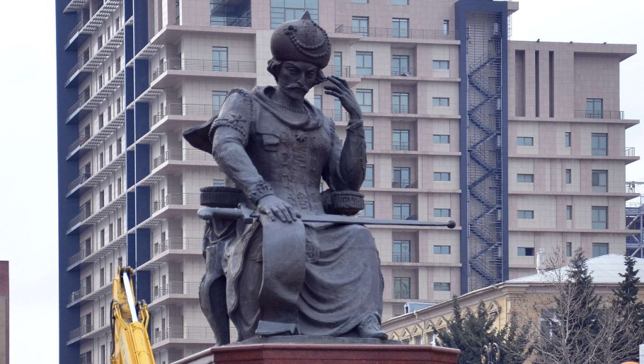 Памятник Шах Исмаила в Баку